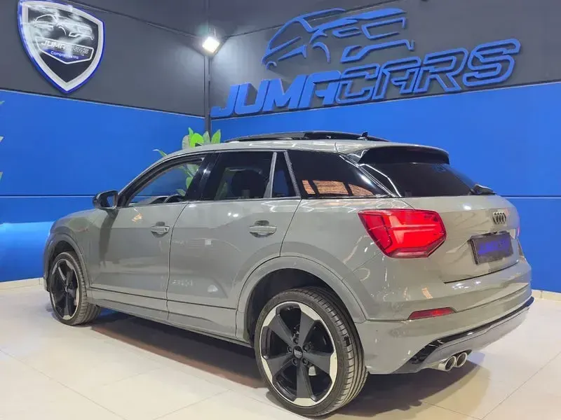 Usado Audi Q2 Black Edition 150 CV (110 kW) 2020 Gris / plata SUV