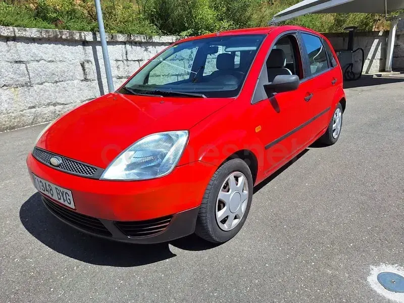 Usado Ford Fiesta Ambiente 70 CV (51 kW) 2002 Rojo Utilitario