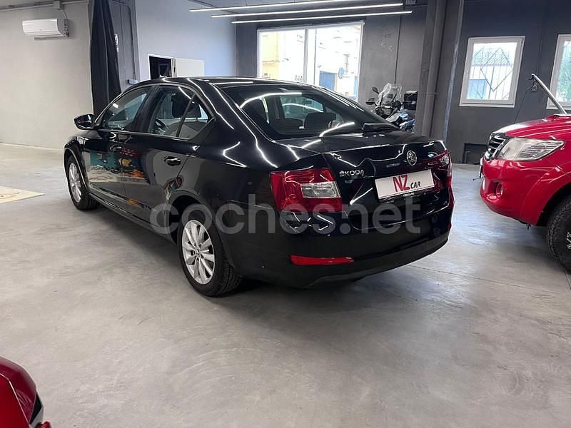 Käytetty Skoda Octavia Ambition 122 HP (89 kW) 2013 Musta Sedan