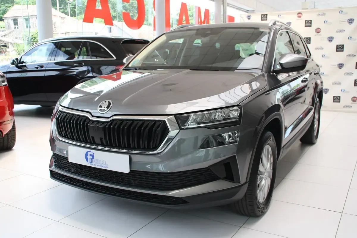 Usado Skoda Karoq Ambition 150 CV (110 kW) 2022 Gris / plata SUV