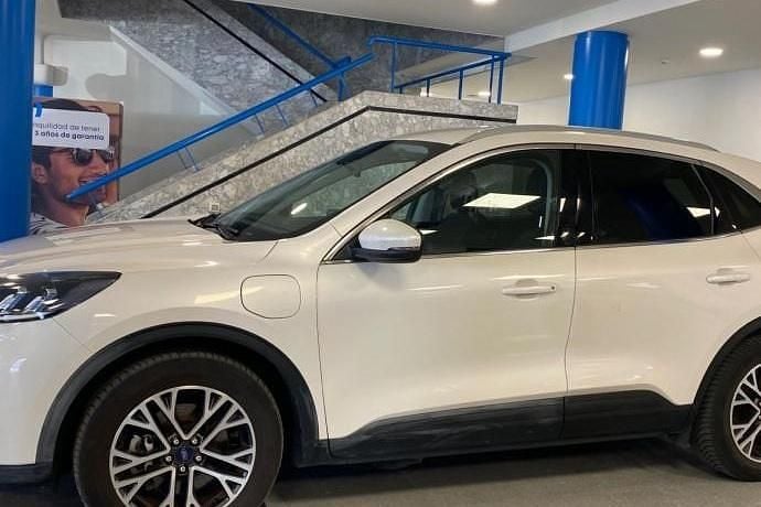 Usado Ford Kuga Titanium 225 CV (165 kW) 2021 Blanco SUV
