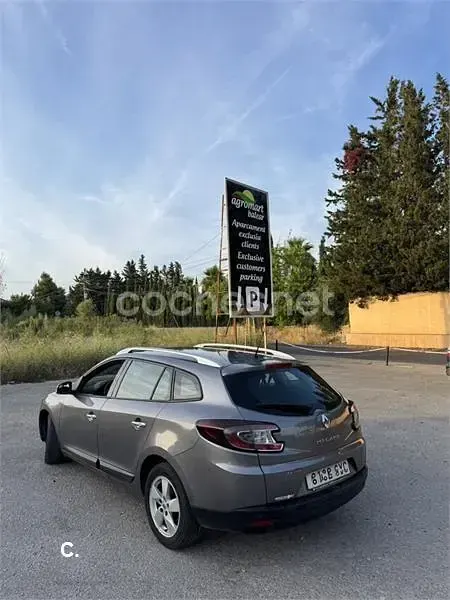 Usado Renault Mégane GrandTour Dynamique 105 CV (77 kW) 2010 Gris / plata Familiar