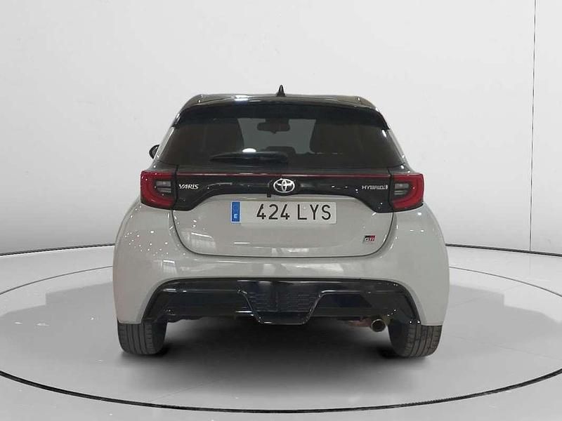 Usado Toyota Yaris Hybrid Sport 117 CV (86 kW) 2022 Blanco Utilitario
