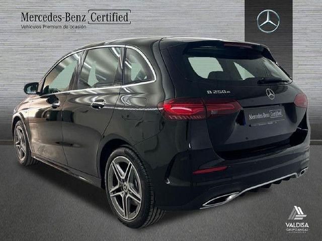 Usado Mercedes B250e AMG line 218 CV (160 kW) 2025 Negro noche Monovolumen
