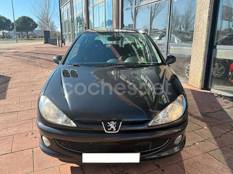 Usado Peugeot 206 90 CV (66 kW) 2006 Negro Berlina