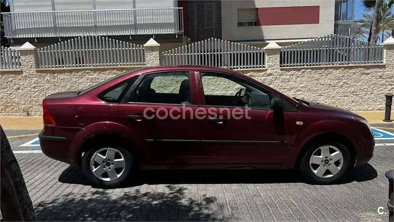 Usado Ford Focus Trend 100 CV (73 kW) 2005 Rojo Berlina