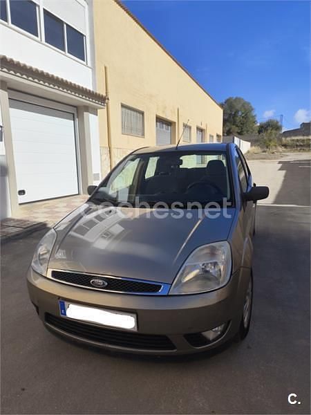Beige Usado 2003 Ford Fiesta Trend Berlina | 2000 € (Precio justo) - Imagen 1/4