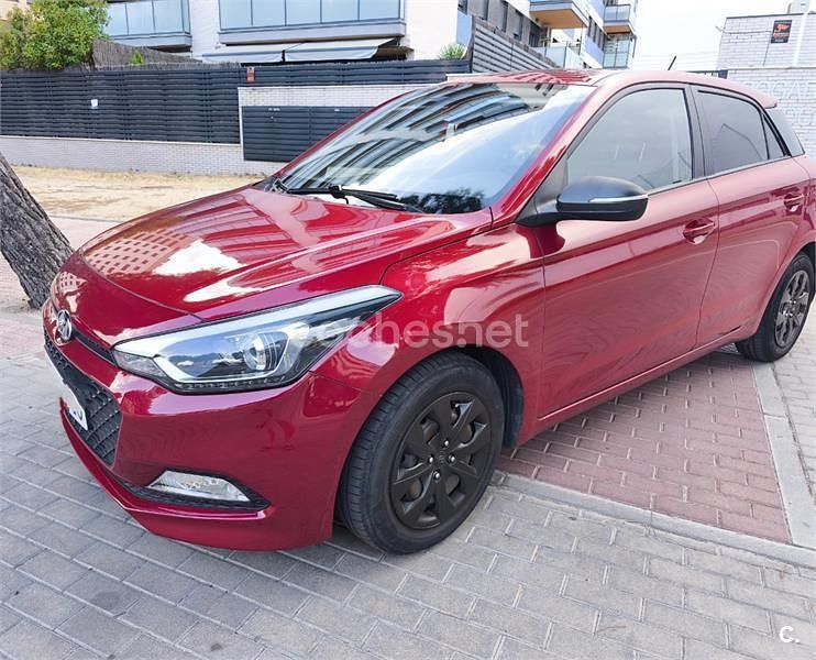 Rojo Usado 2017 Hyundai i20 Berlina | 9400 € (Precio justo) - Imagen 1/4