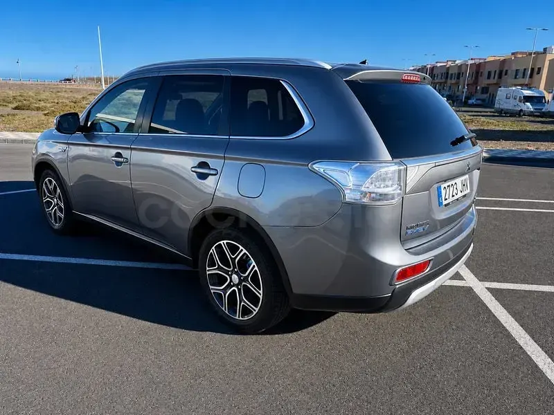 Usado Mitsubishi Outlander P-HEV 203 CV (149 kW) 2015 Gris / plata SUV