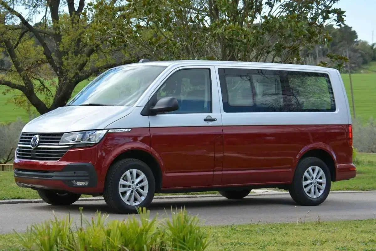 Usado VW Multivan 150 CV (110 kW) 2022 Rojo Monovolumen
