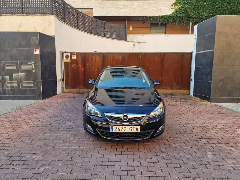 Usado Opel Astra Sport 180 CV (132 kW) 2010 Negro Berlina