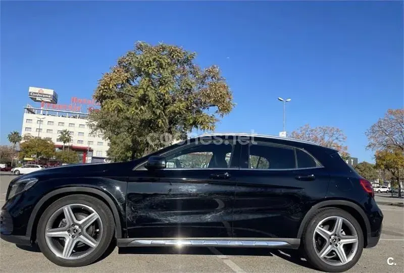 Usado Mercedes GLA180 122 CV (89 kW) 2019 Negro SUV