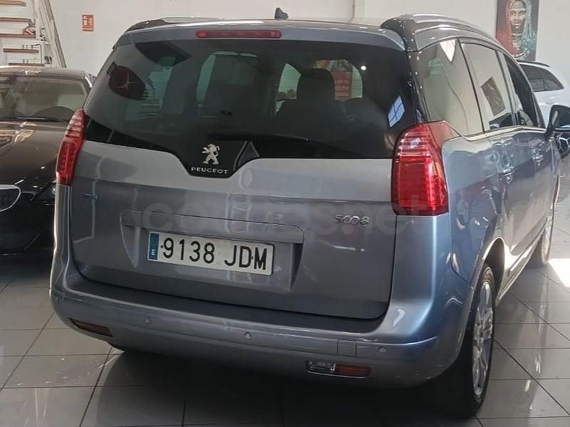 Usado Peugeot 5008 Active 120 CV (88 kW) 2015 Gris / plata Monovolumen
