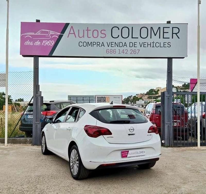 Usado Opel Astra Selective 140 CV (102 kW) 2014 Blanco Utilitario