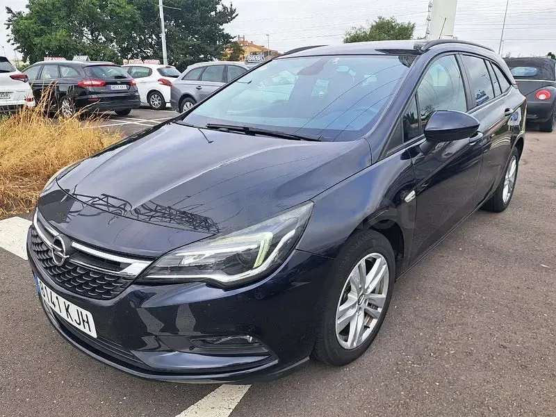 Usado Opel Astra Business 110 CV (80 kW) 2018 Negro Familiar