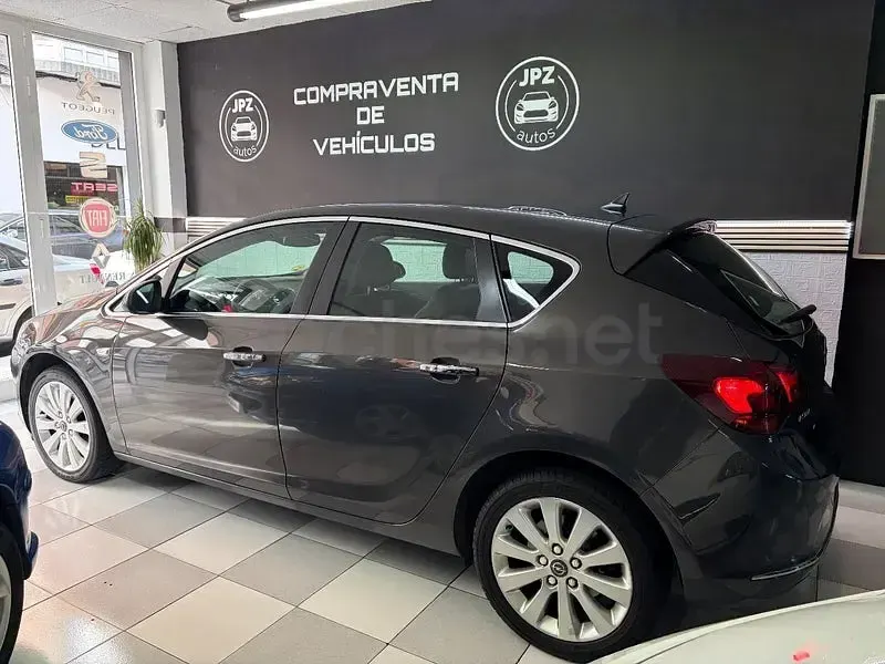 Usado Opel Astra Excellence 130 CV (95 kW) 2013 Gris / plata Berlina