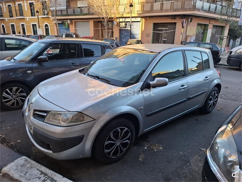 Usado Renault Mégane II Dynamique 105 CV (77 kW) 2008 Gris / plata Berlina