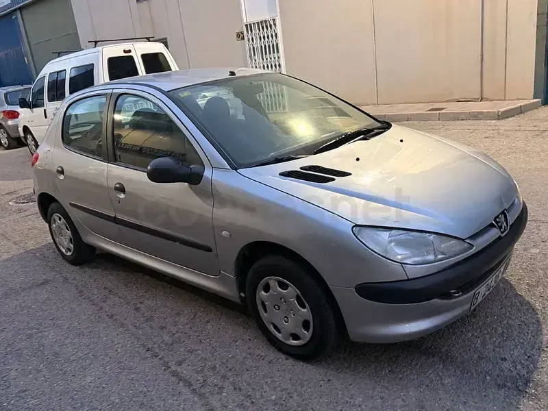 Usado Peugeot 206 60 CV (44 kW) 1999 Gris / plata Utilitario