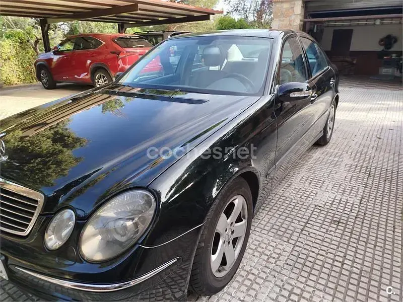 Usado Mercedes E320 Avantgarde 204 CV (150 kW) 2004 Negro Berlina