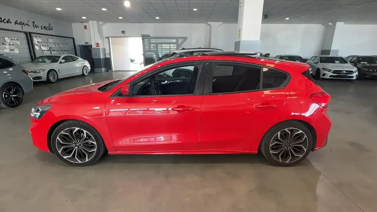 Usado Ford Focus ST-Line 125 CV (91 kW) 2020 Rojo Utilitario