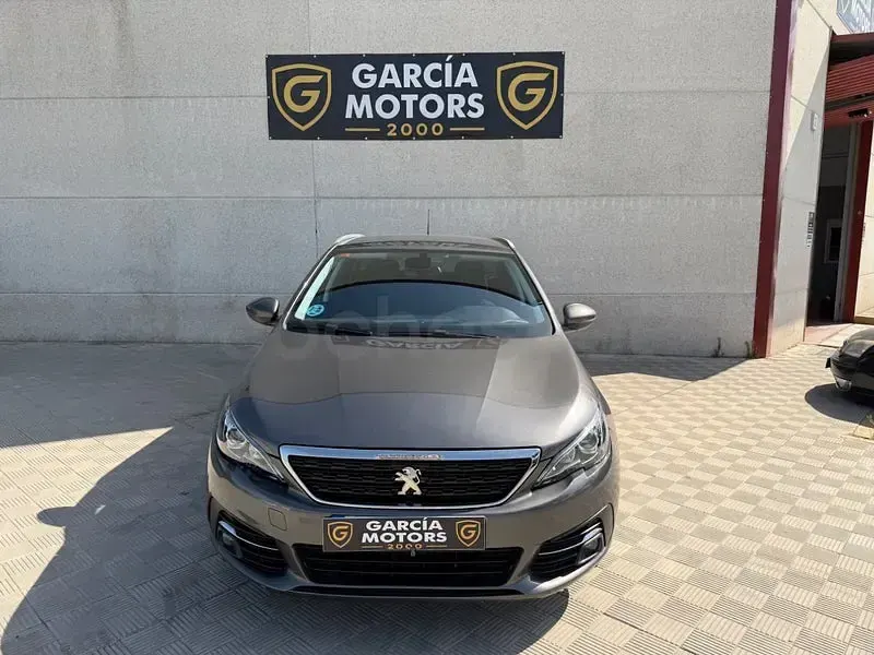 Usado Peugeot 308 130 CV (95 kW) 2022 Gris / plata Familiar