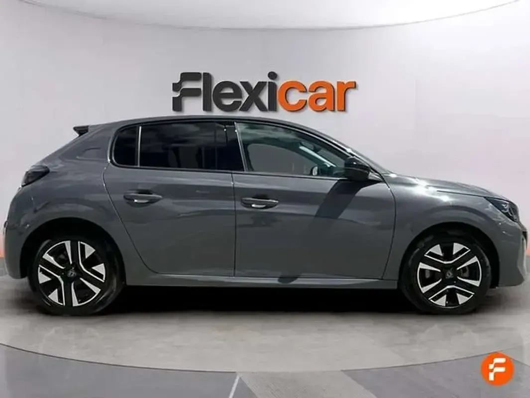 Usado Peugeot 208 Allure 101 CV (74 kW) 2025 Gris Utilitario