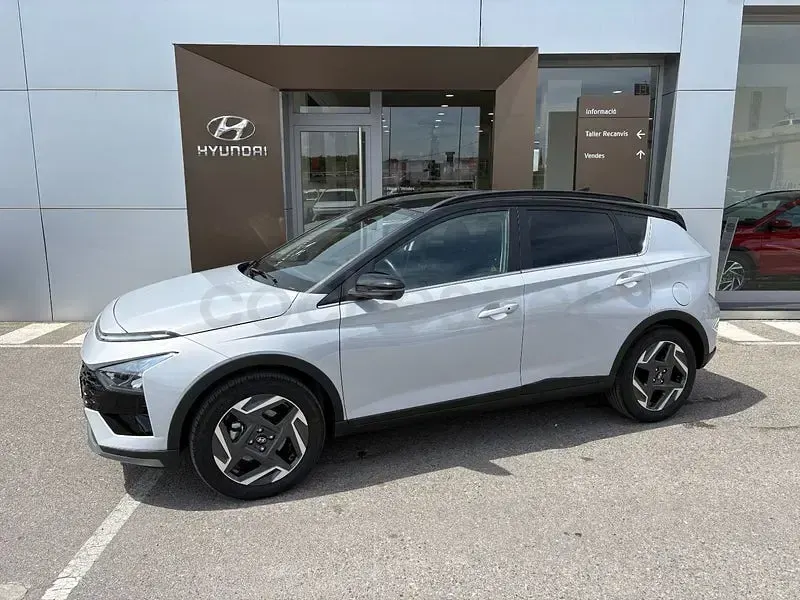 Usado Hyundai Bayon 100 CV (73 kW) 2024 Gris / plata SUV