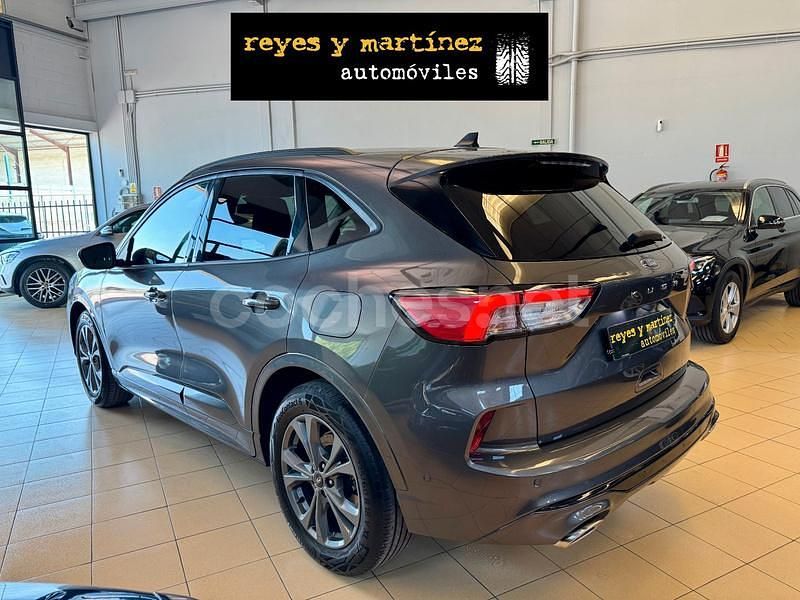 Usado Ford Kuga ST-Line 150 CV (110 kW) 2023 Gris / plata SUV