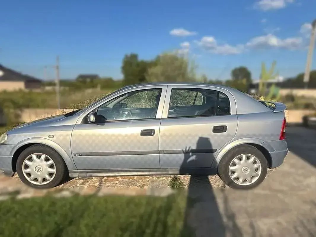 Usado Opel Astra 101 CV (74 kW) 2001 Gris Berlina
