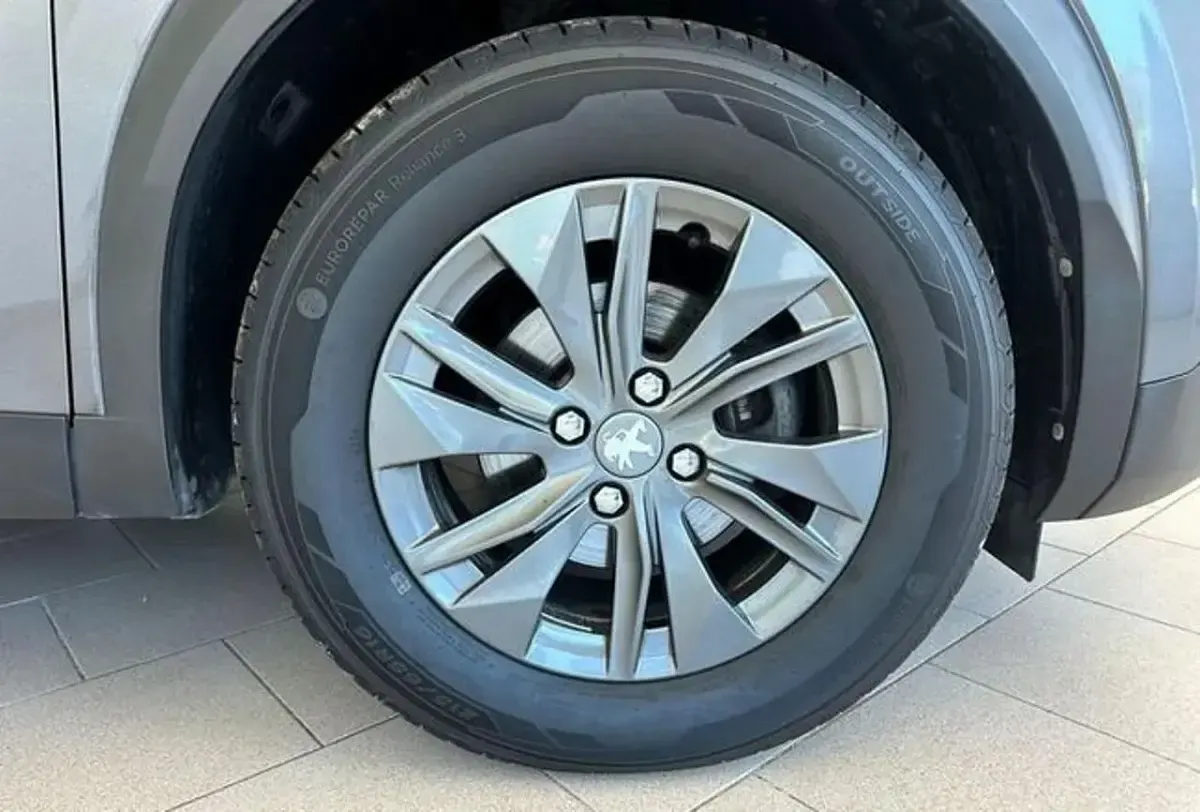 Usado Peugeot 2008 Active 110 CV (80 kW) 2022 Gris SUV