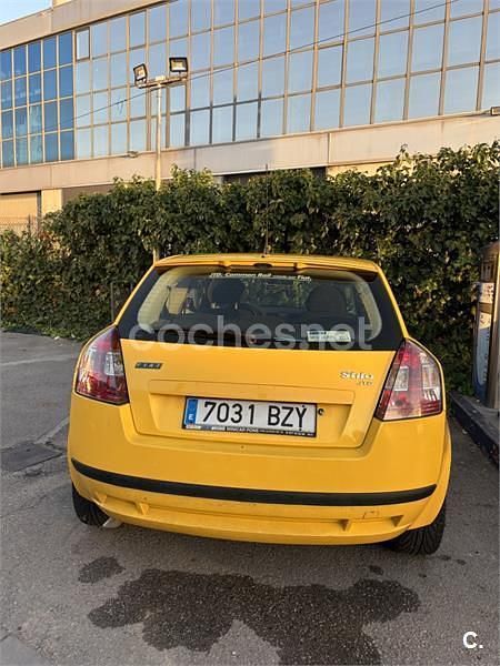 Usado Fiat Stilo Dynamic 140 CV (102 kW) 2002 Amarillo Berlina