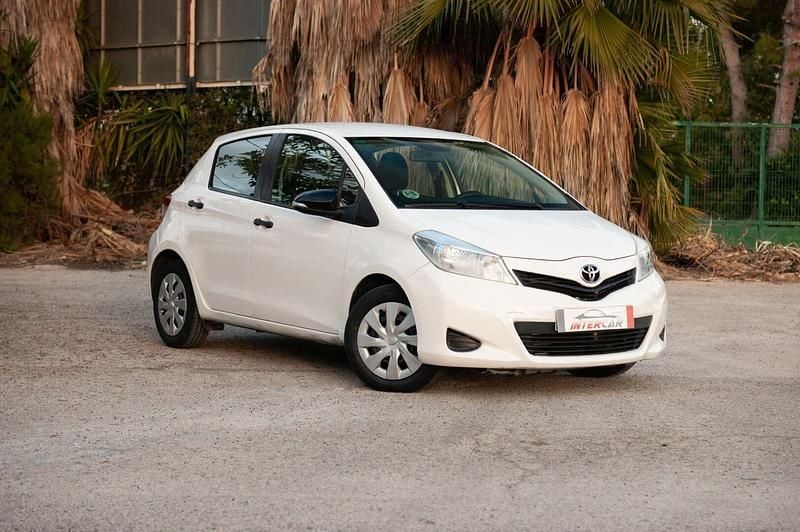 Blanco Usado 2012 Toyota Yaris Active Utilitario | 6900 € (Precio justo) - Imagen 1/4
