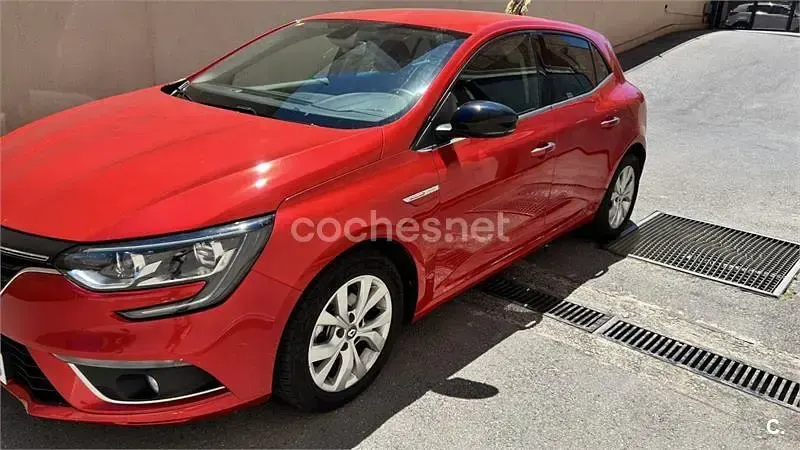 Usado Renault Mégane IV LIMITED 100 CV (73 kW) 2018 Rojo Berlina