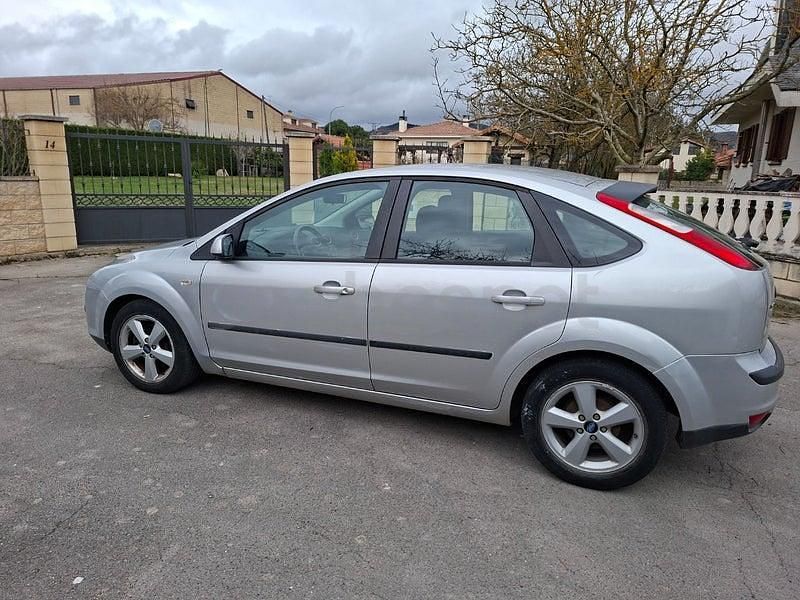 Usado Ford Focus Trend 109 CV (80 kW) 2005 Gris / plata Berlina