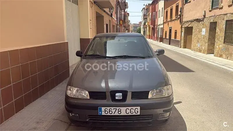 Usado Seat Cordoba Stella 75 CV (55 kW) 2002 Gris / plata Familiar