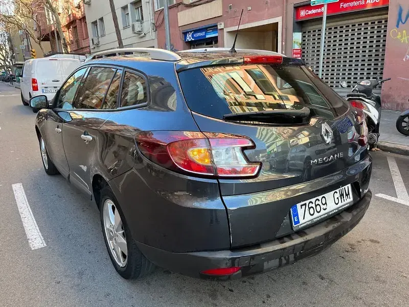 Usado Renault Mégane GrandTour Expression 105 CV (77 kW) 2010 Gris / plata Familiar
