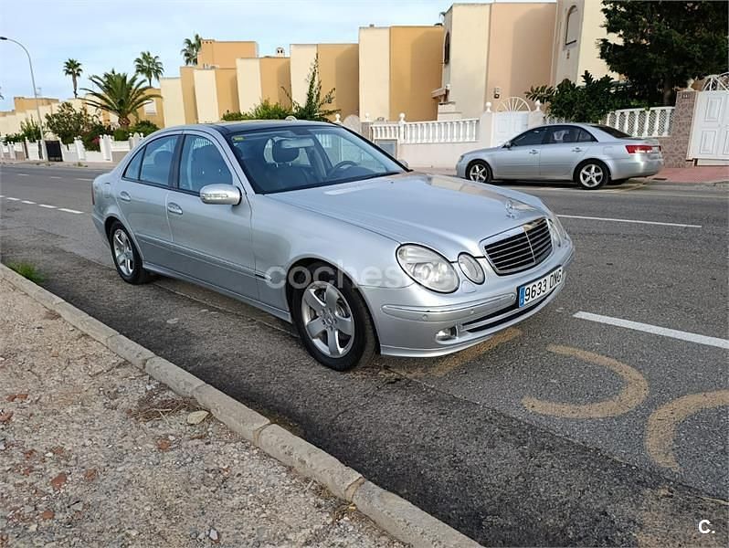 Usado Mercedes E320 Avantgarde 204 CV (150 kW) 2005 Gris / plata Berlina