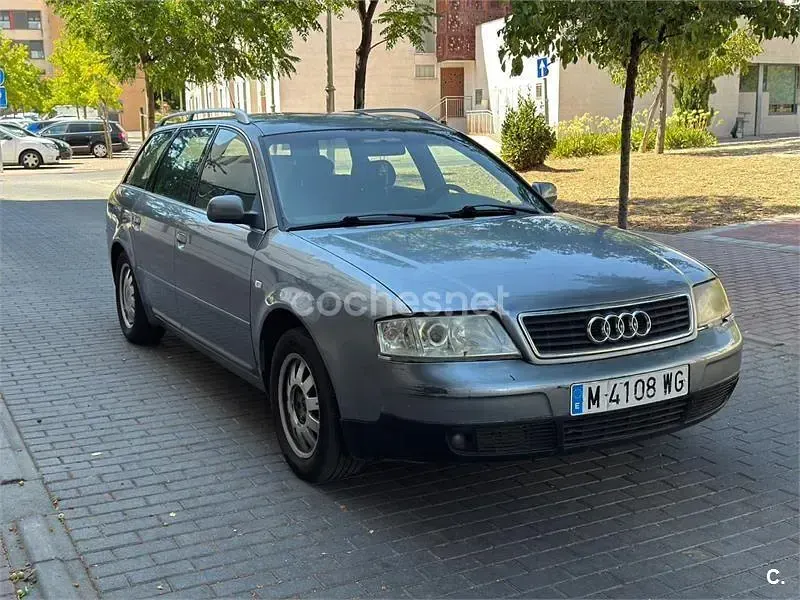 Usado Audi A6 165 CV (121 kW) 1998 Gris / plata Familiar