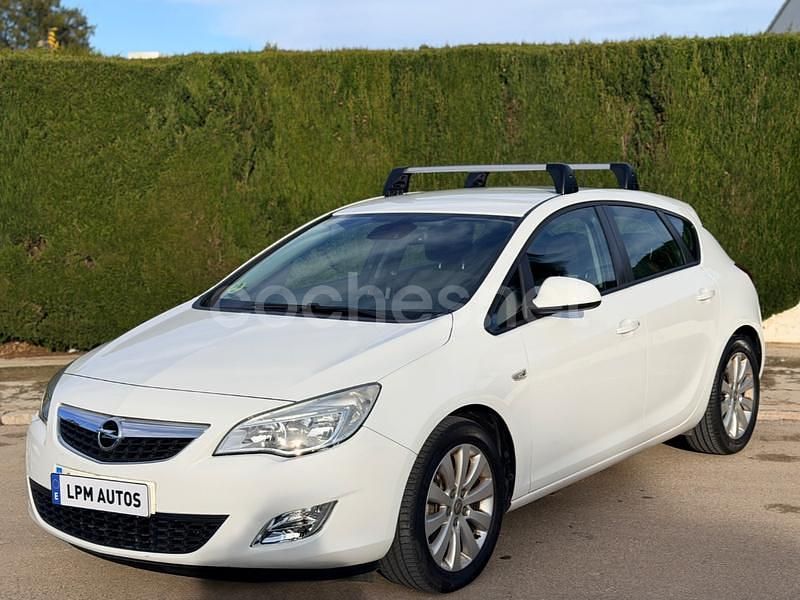 Blanco Usado 2011 Opel Astra Cosmo Berlina | 5990 € (Precio justo) - Imagen 1/4