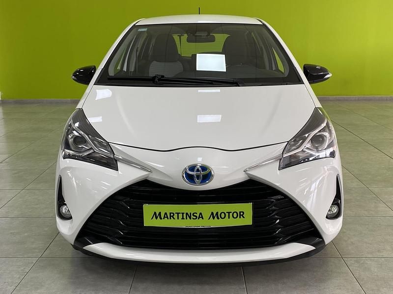 Usado Toyota Yaris Hybrid Active 100 CV (73 kW) 2020 Blanco Berlina