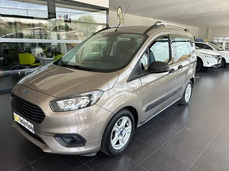 Usado Ford Tourneo Courier Trend 100 CV (73 kW) 2019 Beige Monovolumen
