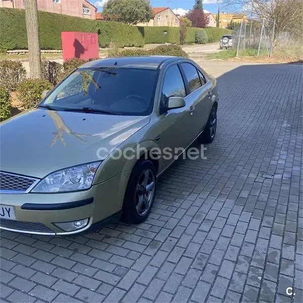 Usado Ford Mondeo Futura 130 CV (95 kW) 2006 Beige Berlina