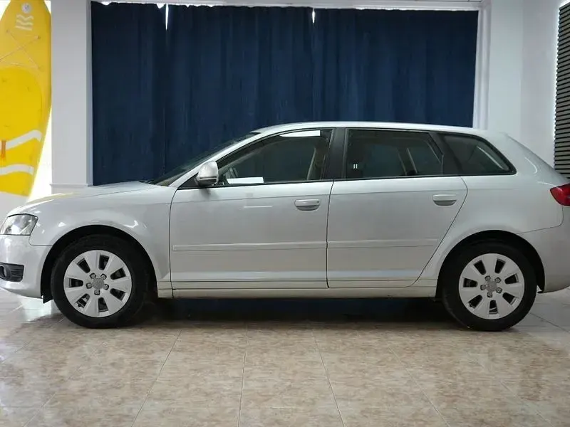 Usado Audi A3 Attraction 125 CV (91 kW) 2009 Gris / plata Utilitario