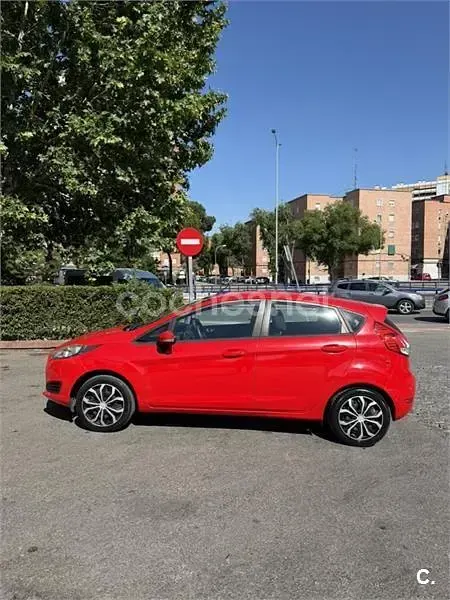Usado Ford Fiesta Trend 60 CV (44 kW) 2015 Rojo Utilitario