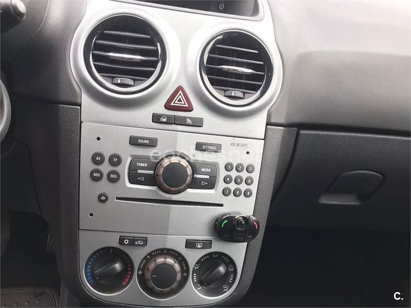 Usado Opel Corsa Essentia 85 CV (62 kW) 2012 Gris / plata Berlina