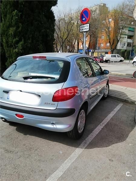 Usado Peugeot 206 90 CV (66 kW) 2001 Gris / plata Berlina