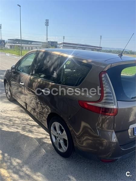 Usado Renault Grand Scénic III Dynamique 105 CV (77 kW) 2009 Marrón Monovolumen
