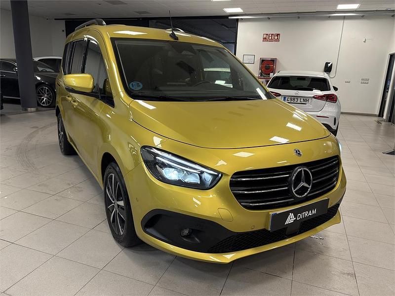 Usado Mercedes T180 116 CV (85 kW) 2022 Amarillo Monovolumen