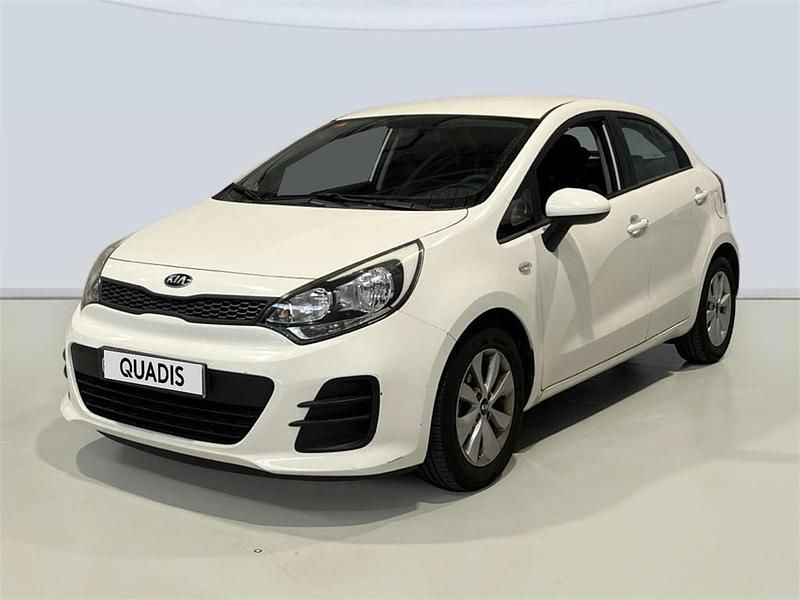 Usado Kia Rio Plus 84 CV (61 kW) 2017 Blanco Berlina