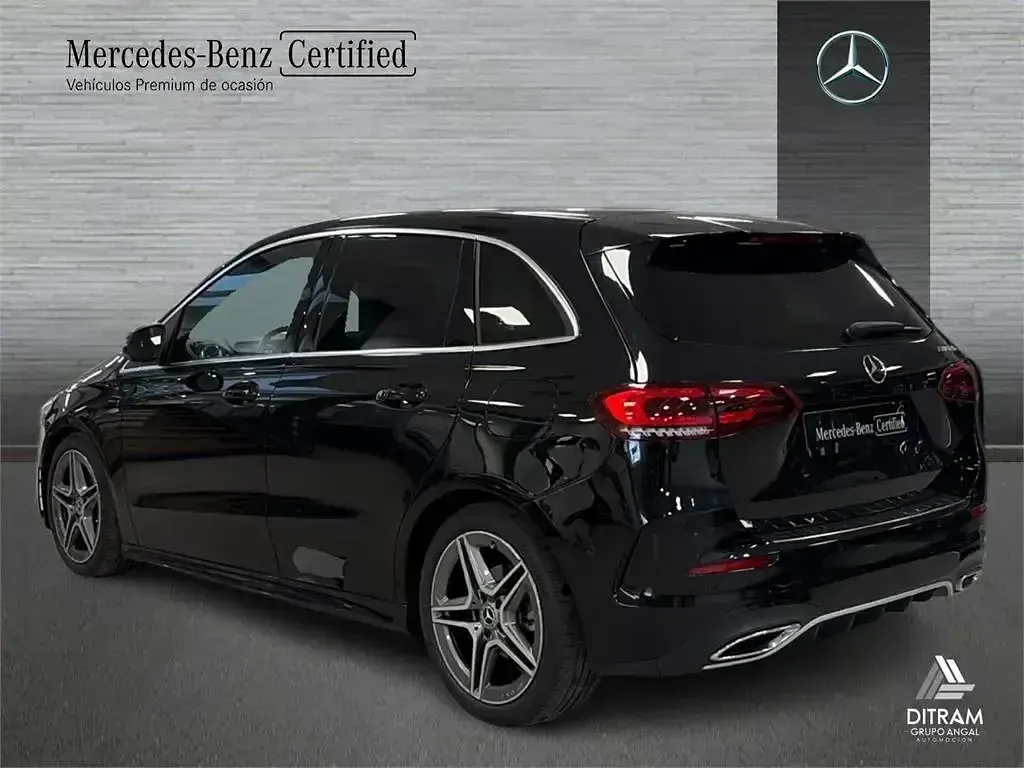 Usado Mercedes B180 116 CV (85 kW) 2022 Negro cosmos Utilitario